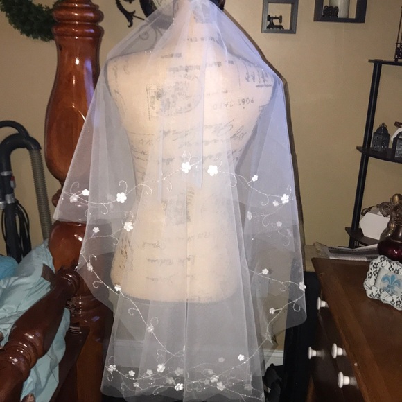New Hand Beaded wedding veil - Picture 2 of 8